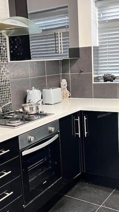 Cheerful 3 Bedroom Townhouse With Free Parking. 빌러리케이 외부 사진