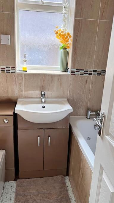 Cheerful 3 Bedroom Townhouse With Free Parking. 빌러리케이 외부 사진