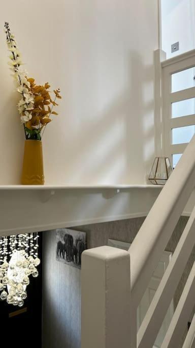 Cheerful 3 Bedroom Townhouse With Free Parking. 빌러리케이 외부 사진