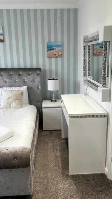 Cheerful 3 Bedroom Townhouse With Free Parking. 빌러리케이 외부 사진