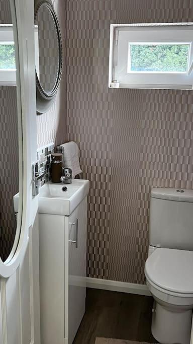 Cheerful 3 Bedroom Townhouse With Free Parking. 빌러리케이 외부 사진