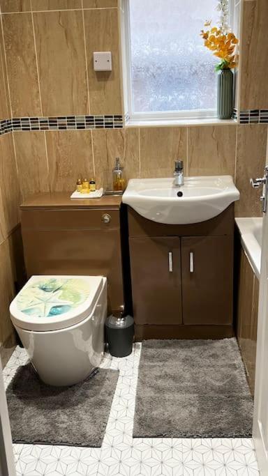 Cheerful 3 Bedroom Townhouse With Free Parking. 빌러리케이 외부 사진