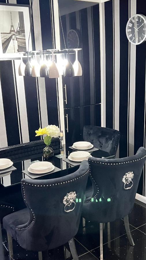 Cheerful 3 Bedroom Townhouse With Free Parking. 빌러리케이 외부 사진